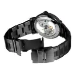 Montre mécanique pour homme avec bracelet en acier noir et mouvement visible à travers le cadran transparent. Design moderne et sophistiqué, parfait pour les amateurs de style industriel.
