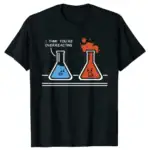 T-shirt noir avec deux fioles de laboratoire illustrées, une bleue et une orange, avec une expression faciale amusante et le texte "I think you're overreacting".
