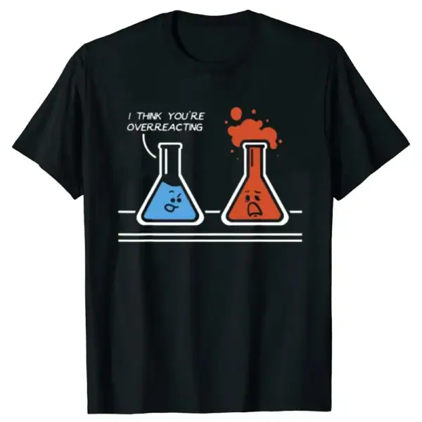T-shirt noir avec deux fioles de laboratoire illustrées, une bleue et une orange, avec une expression faciale amusante et le texte "I think you're overreacting".