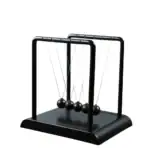 Pendule Newton de bureau avec sphères en bois noir et cadre en métal noir.