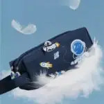Pochette d'astronaute pour enfants avec illustrations de fusée, robot et astronautes, idéale pour la décoration ou le rangement d'objets liés à l'espace.