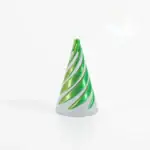 Lampe de bureau design en forme de spirale verte et blanche, idéale pour une décoration scientifique ou moderne. Parfaite pour ajouter une touche originale à votre espace de travail ou de décorati.