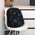 Sac à dos avec motif galaxie étoilée, idéal pour les amateurs d'astronomie et de décoration scientifique. Parfait pour transporter vos affaires tout en affichant un style cosmique unique.