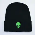 Casquette noire avec logo extraterrestre vert, style streetwear, accessoire tendance pour les amateurs de science-fiction et d'astronomie.