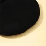 Microphone avec pied en mousse noire, idéal pour l'enregistrement sonore en studio ou en déplacement.
