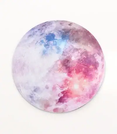 Panneau mural représentant la lune avec des couleurs pastel roses, bleues et violettes, idéal pour la décoration d'intérieur à thème scientifique ou cosmologique.