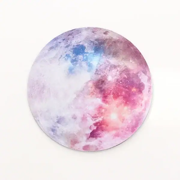 Panneau mural représentant la lune avec des couleurs pastel roses, bleues et violettes, idéal pour la décoration d'intérieur à thème scientifique ou cosmologique.