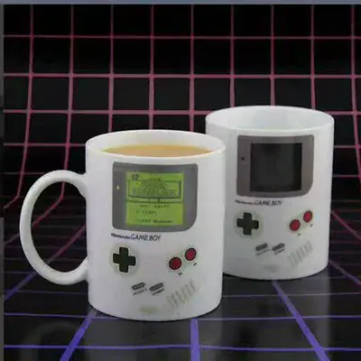 Tasse à café en forme de console de jeu rétro Game Boy, idéale pour les amateurs de jeux vidéo et de décoration geek.