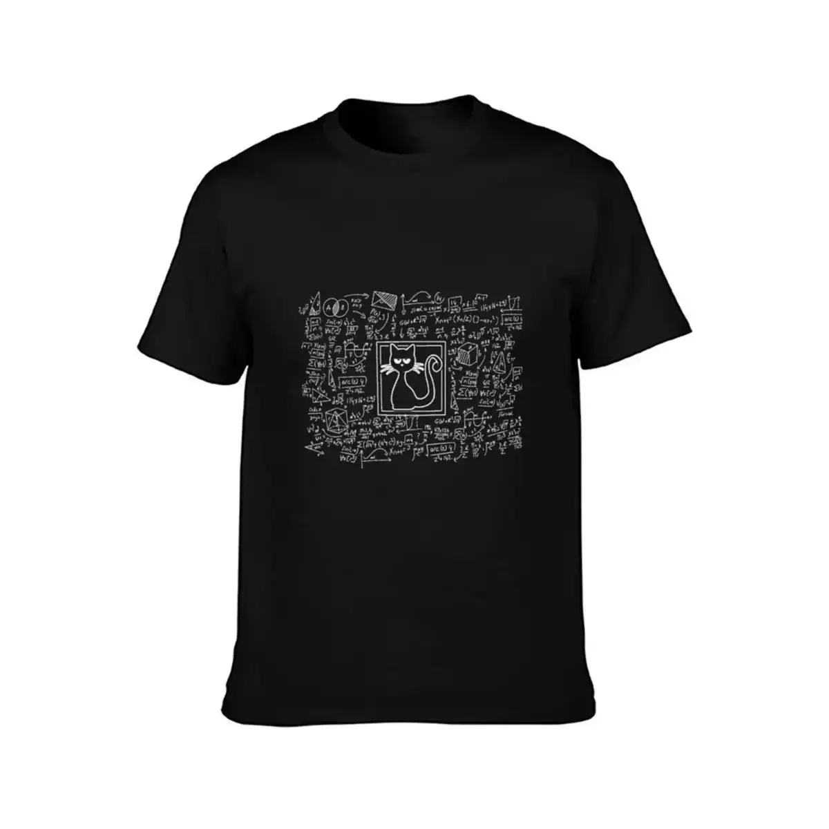 T-shirt noir avec illustration de chat stylisé entouré de formules scientifiques et d'icônes éducatives, parfait pour les amateurs de science et de décoration geek.