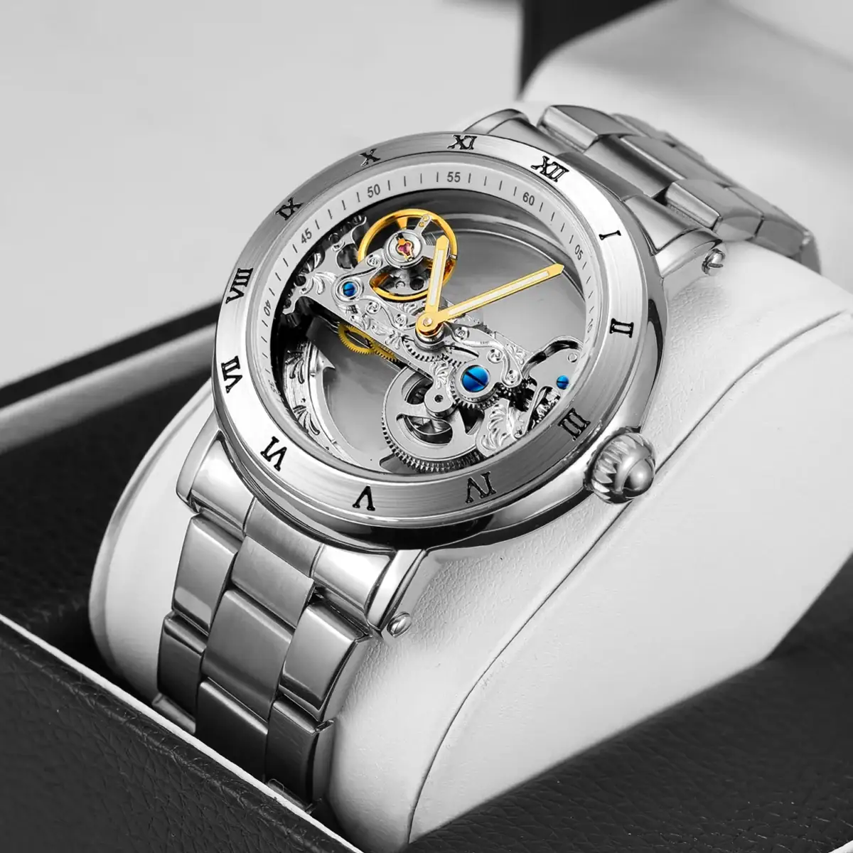 Montre mécanique avec mouvement visible, boîtier en acier inoxydable et bracelet métallique.