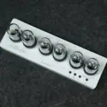 Panneau de contrôle scientifique avec six boutons sphériques en métal, utilisé pour la gestion de systèmes expérimentaux ou de laboratoire.