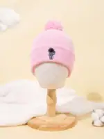 Chapeau en laine rose avec un petit motif d'astronaute brodé, idéal pour enfants ou amateurs de science et d'espace. Parfait pour garder la tête au chaud tout en affichant un style ludique.