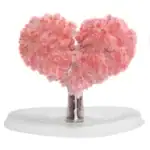 Sculpture artistique représentant un cœur formé par un arbre de coton rose, posé sur une base blanche, évoquant la douceur et la tendresse.