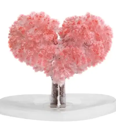 Sculpture artistique représentant un cœur formé par un arbre de coton rose, posé sur une base blanche, évoquant la douceur et la tendresse.