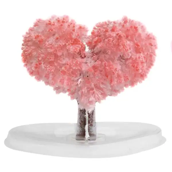 Sculpture artistique représentant un cœur formé par un arbre de coton rose, posé sur une base blanche, évoquant la douceur et la tendresse.
