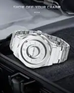 Montre en acier inoxydable avec cadran minimaliste et bracelet métallique, élégante et moderne, idéale pour un style sophistiqué.