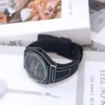 Montre scientifique noire avec design géométrique, idéale pour les amateurs de science et de décoration innovante.