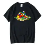 T-shirt noir avec design de Rubik's Cube psychédélique flottant dans une mare colorée.