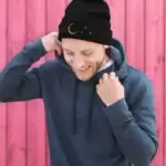 Bonnet noir avec motifs de lune et étoiles, parfait pour les amateurs d'astronomie et de style décontracté.