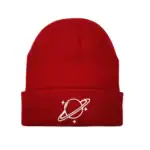 Bonnet en laine rouge avec logo de planète et anneau blanc, parfait pour les amateurs de science et d'astronomie.