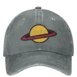 Casquette grise en coton avec logo d'une planète à anneaux, style vintage, parfait pour les amateurs d'astronomie et de science.