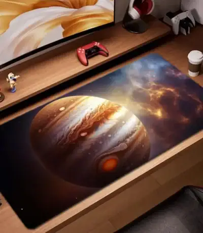 Tapis de bureau avec image de Jupiter et de l'espace, parfait pour les amateurs d'astronomie et de science. Ajoutez une touche cosmique à votre espace de travail ou de jeu avec ce tapis unique.