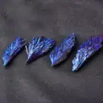 Quatre cristaux d'azurite aux couleurs vibrantes, présentant une structure cristalline complexe et éclatante, parfaits pour la décoration scientifique ou collection.