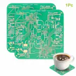 Plaque de circuit électronique verte pour décoration de laboratoire ou d'atelier scientifique, accompagnée d'une tasse de café sur une plaque en circuit imprimé.