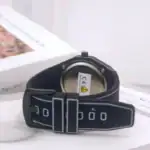 Montre connectée avec capteurs pour activités scientifiques et mesures précises.