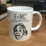 Tasse en céramique avec la formule E=MC², une illustration d'Einstein et une citation humoristique sur l'énergie, le lait et le café.