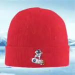 Casquette rouge avec motif d'astronaute et fusée, idéale pour les amateurs de science et d'exploration spatiale.