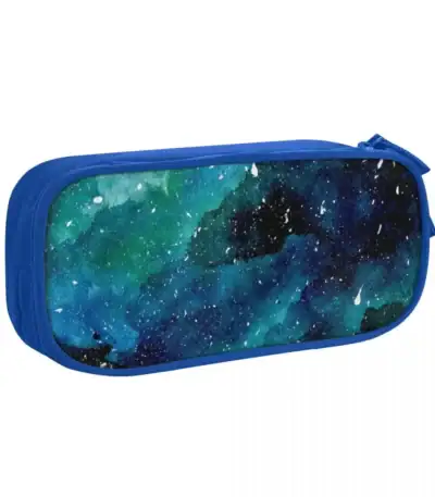 Trousse scolaire avec motif galaxie et étoiles, idéale pour les fournitures d'école ou de bureau, apportant une touche d'univers à votre organisation.