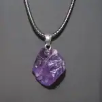 Améthyste brute en pendentif, pierre naturelle violette, bijou de décoration scientifique, accessoire unique, parfait pour les amateurs de minéraux et de décoration d'intérieur.