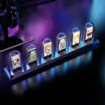 Figurines d'anime mignonnes sous cloches en verre, exposées sur une plateforme noire avec un éclairage coloré. Parfaites pour la décoration de bureau ou de chambre à thème japonais ou manga.