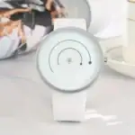 Montre moderne avec affichage circulaire blanc et aiguilles noires, design épuré et élégant, idéale pour une décoration scientifique ou un accessoire tendance.