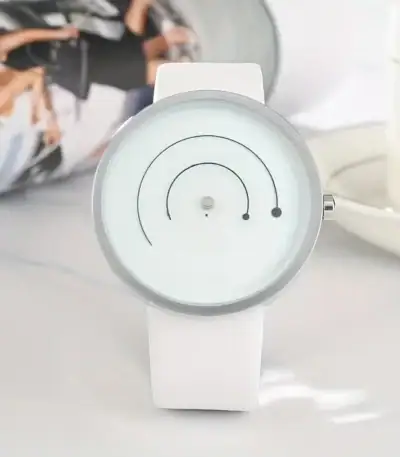Montre moderne avec affichage circulaire blanc et aiguilles noires, design épuré et élégant, idéale pour une décoration scientifique ou un accessoire tendance.