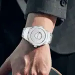 Montre scientifique en acier inoxydable, design moderne et précis, portée au poignet d’un homme en costume. Parfaite pour les amateurs de science et de décoration d’intérieur.