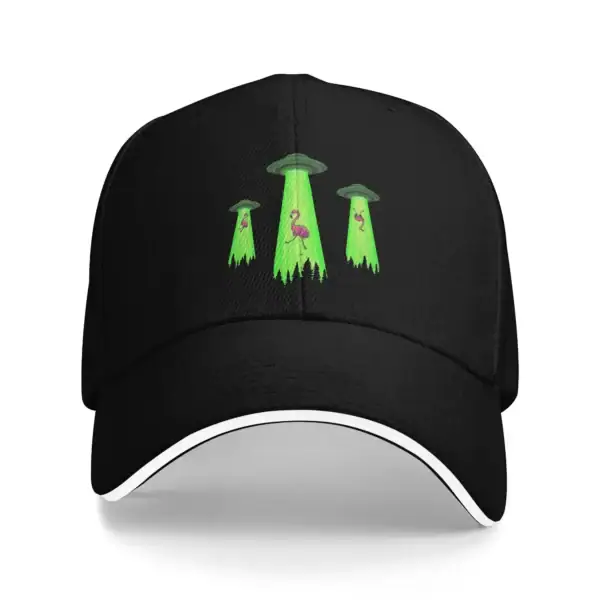 Chapeau de baseball noir avec broderies fluorescentes de soucoupes volantes et d'aliens verts, parfait pour les amateurs de science-fiction et de décoration originale.