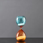 Ampoule en verre avec sable coloré bleu et orange, décoration scientifique élégante, idéale pour un intérieur moderne ou un espace de bureau inspirant.
