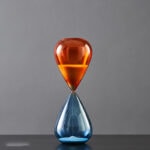 Horloge de sable en verre coloré, décoration scientifique élégante pour bureau ou maison.