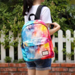 Baluchon enfant avec motif galaxie coloré, idéal pour l'école ou les activités en plein air. Design vibrant et tendance, parfait pour les jeunes passionnés d'astronomie.