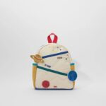 Sac à dos enfant sur le thème de l'espace avec motifs de planètes, constellations et éléments cosmiques, idéal pour les jeunes passionnés d'astronomie.