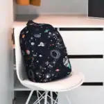 Sac à dos thématique espace avec motifs de planètes, étoiles et galaxies, idéal pour étudiants ou amateurs d'astronomie.