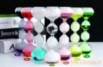 Vases en verre colorés avec boules de décoration, parfaits pour la décoration scientifique ou moderne, ajoutant une touche de couleur et d'élégance à votre intérieur.