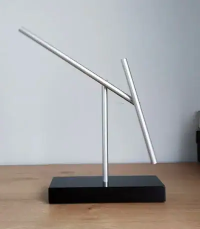 Pupitre d'astronomie en aluminium, idéal pour l'observation du ciel ou comme décoration scientifique moderne. Facile à manipuler, il combine design épuré et fonctionnalité pour passionnés ou décorateu.