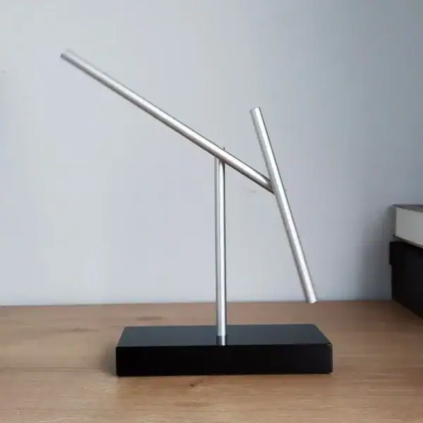 Pupitre d'astronomie en aluminium, idéal pour l'observation du ciel ou comme décoration scientifique moderne. Facile à manipuler, il combine design épuré et fonctionnalité pour passionnés ou décorateu.