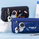Sac à dos enfant thème espace avec astronautes, fusées et étoiles, parfait pour les jeunes passionnés d'astronomie et d'exploration spatiale.