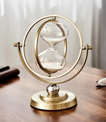 Sablier scientifique décoratif en métal doré avec deux ampoules de verre, symbole du temps et de la science, idéal pour la décoration de bureau ou d'étagère.