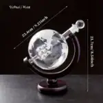Pendentif en verre avec globe terrestre à l'intérieur, support en bois, décoration scientifique élégante.
