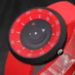 Montre à cadran rotatif rouge et noir, utilisée pour des expériences scientifiques ou des démonstrations éducatives. Facile à lire avec un design moderne et précis.